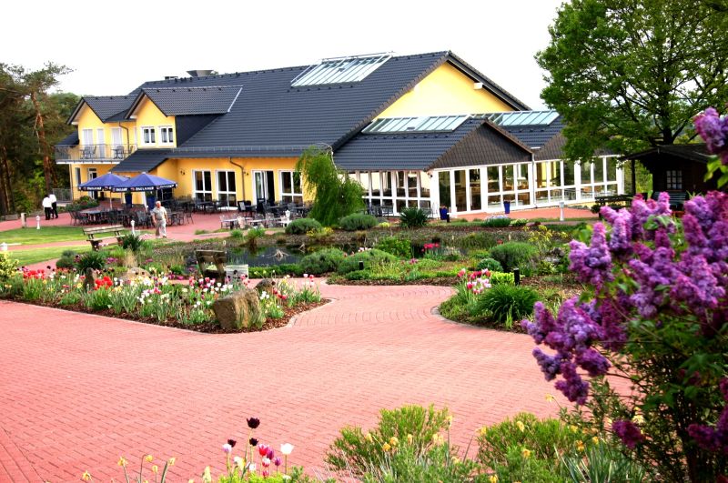 Café-Restaurant und blühender Garten